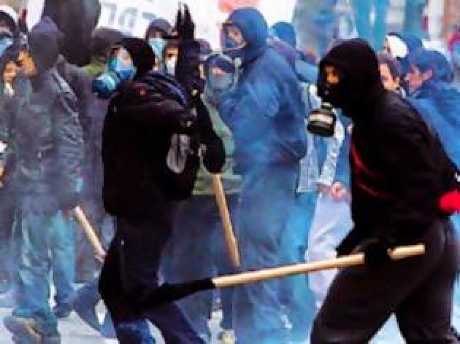 Αντιεξουσιαστές μπήκαν στο υπουργείο Μακεδονίας – Θράκης (βίντεο)